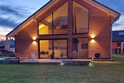 Image de Architect's house with open gallery and large garden near the lake