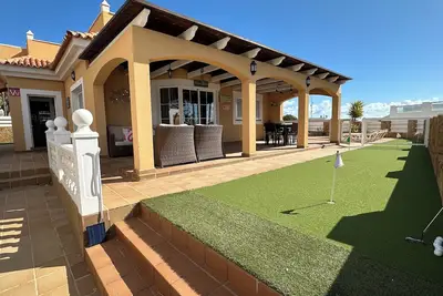 Detached 3 bed villa, private heated pool, free wifi, close to all amenities.
