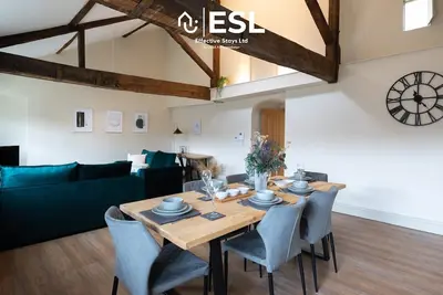 Image de Central 2 Bedroom Apartment with Parking and Overlooking Town Square