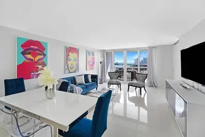 The Marilyn! Renovated 3 Bedroom Condo, Amazing Skyline Views and Water Views