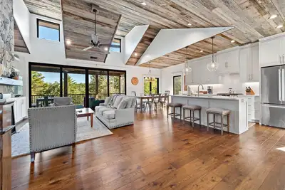 Image de Hilltop Lodge | Opulent Lakefront Living & Private Dock on Lake James!