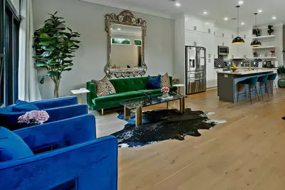 Image de 🦚Luxury Downtown Luxury Escape ☆ HotTub ☆Backyard Oasis☆ Sleeps 12