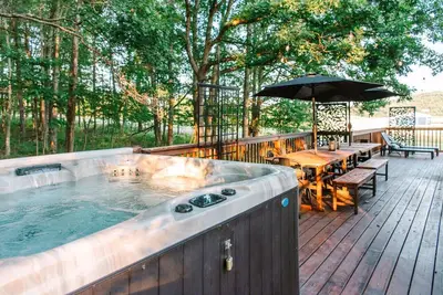 Image de The Bumble Bee Hive 7-Bedroom House w/ Hot Tub