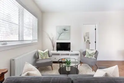 Image de Modern suite with glacier view