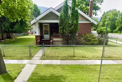 Image de Brick University home just 2 blocks from the University!