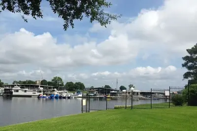Image de Waterfront Newly Renovated Ground Floor Condo Overlooking A Full-Service Marina