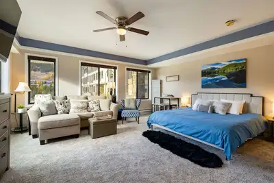 Updated Studio/2 Minute Walk to the Lifts/Shared Hot Tub