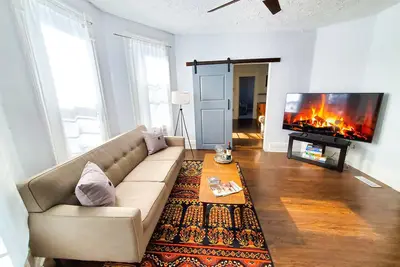 Image de Stylish 2 Br w/Game Room|Staycation|Close to Dtwn