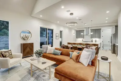 Image de Bachelor/ette House — East Downtown
