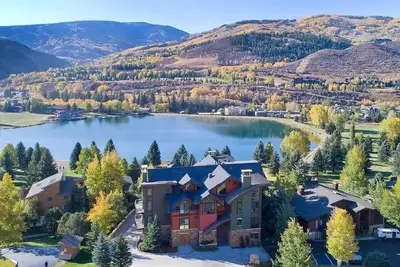 Image de Luxury 2 bed, 2 bath condo minutes from the slopes and on the lake!