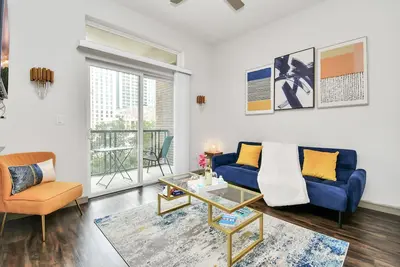 Image de Stylish Oasis ~ ♥ of Downtown ~ ♛King Bed ~ Gym