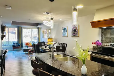 Image de 10% Weekly Discount/Luxuriously 5★ Condo with 2 Br (K+Q)/2 Bth/Gourmet kitchen