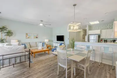 Image de Sandy Toes Abode 2bd/2ba Condo 500ft from Beach