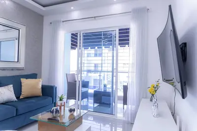 Image de 3 Bd apt | Hot water, Ac, Wifi, Tv, Pool, Parking.