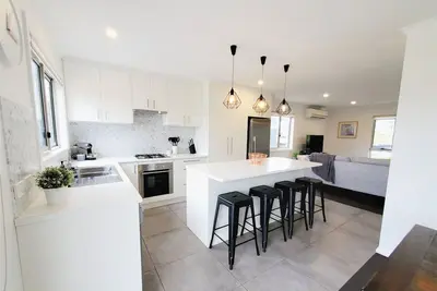 Image de A family holiday home in Jindabyne with backyard spa