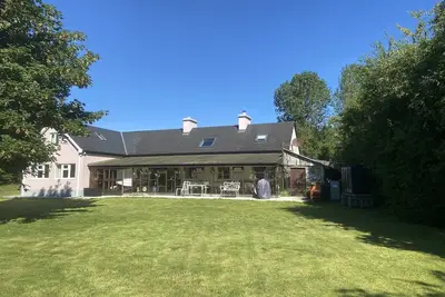 Image de Cottage in a rural setting with large conservatory.