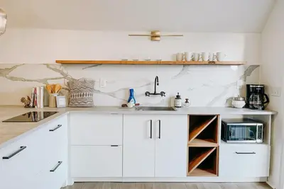 Image de Quiet, relaxing with beautiful views from the balcony - Near Downtown Marshall✨