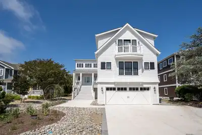 Image de 106 W Cape Shores Drive - Spacious, luxury home with water views/elevator