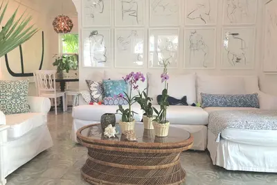 Bamboo House: Charming Private Tropical Oasis in the Heart of the Village.