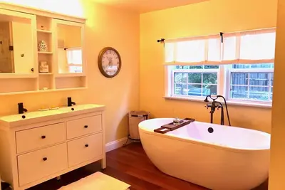 Image de Private owners suite with your own entrance, kitchen, luxurious bath/living room