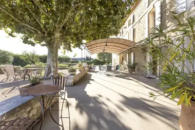 Image de Magnifique mas en pierres, entièrement rénové, piscine, proximité gare Tgv.