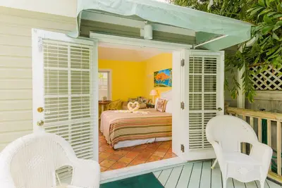 Image de Poolside Studio Villa Steps from Duval!