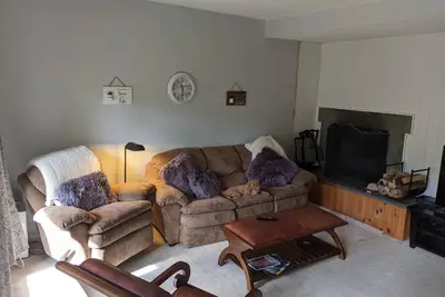 Image de Cozy condo just a short walk to slopes and walking trails