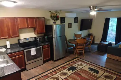 Image de The Black Wolf Lodge is close to everything, but secluded in the woods.