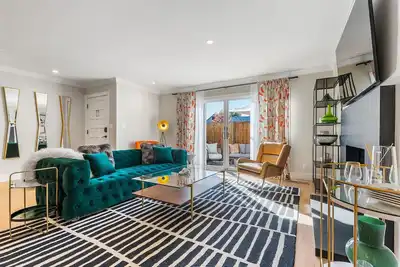 Image de Immaculate 2 Bedroom Executive Rental with Private Patio and Garage