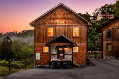 Image de Huge Cabin Sleeps 12 · Theater · Arcade · Fire Pit