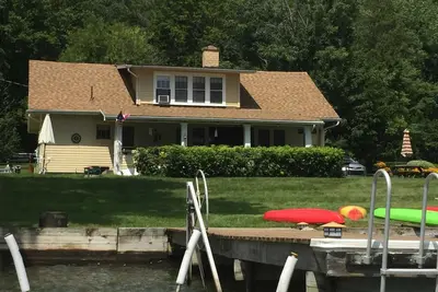 Image de Lakefront Cottage with Private Dock & Deck - Great for Fishing and Water Sports!