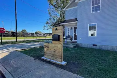 Image de Come Relax and fall in love with your home away from home in this lovely, cozy completed renovated house. This home has a side deck along with a huge back yard. This house is centrally located in Downtown Chattanooga, all the while being conveniently a.