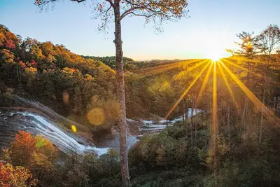 Image de 20% Last Minute June Discount! Mountain & Waterfall View! Dogs Welcome