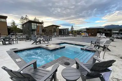 5 Mins to City Beach & Dt Wf, 35 Mins. to Glacier Park, Clubhouse Pool + Hot Tub