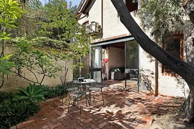 Image de This townhouse is a 2 bedroom(s), 1 bathrooms, located in Fremantle, Wa.