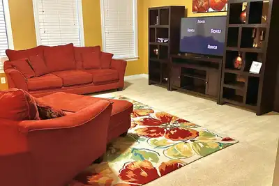 Image de Book Now: Spacious & Comfy 4 Bedroom Home in University - Free Parking & WiFi! \"