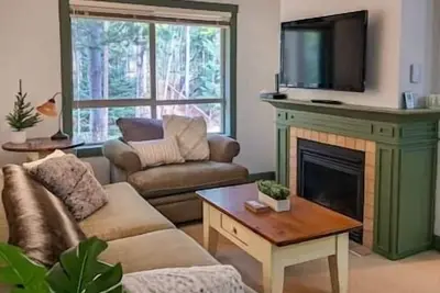 Image de Ski In-Out / King Bed / Near Hot Tub / Fireplace