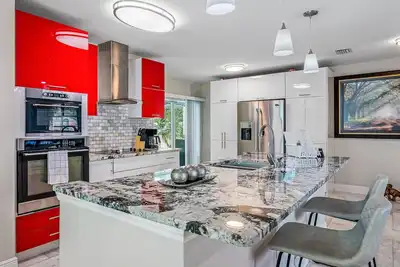 Image de 8 minutes from the Airport~ New SaL Pool - WiFi 1gbps/free Parking. . . Bbq