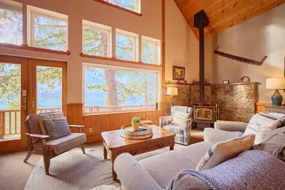 Image de Lakeside Retreat w/Private Sandy Beach and Hot Tub