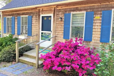 Image de Sleeps 2-8/Soaking Tub/FirePit~Burrows