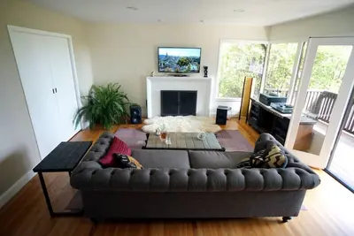 Image de North Berkeley Home with a home theater
