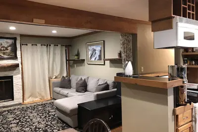 Image de Centrally located condo- walking distance to everything