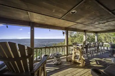 Image de Gorgeous panoramic mountain views from the hot tub!