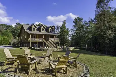 Image de Large authentic 3-story log cabin adjacent to lake. Up to 14 guests.