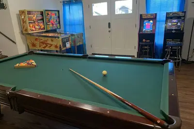 Image de Lakeside Arcade, Hot Tub, Pinball, Foosball, Air Hockey, Games, roaming deer