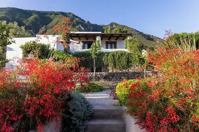 Image de Villa Bianca - Villa éolienne avec vue et grand jardin tout près de la mer