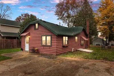 Image de Gorgeous property 150 ft. from Shawano Lake.