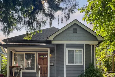 Cozy & Modern Seattle 2br house with backyard and great neighbors!