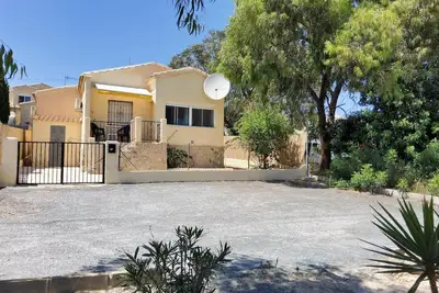 Image de Villa 'Rosa - La Marina Urbanisation' avec Wi-Fi, A/C, Terrasses & Jardin