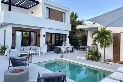 Image de Grace Bay’s Finest! Coconat Villa Designer 3 Bdr Villa with Gorgeous Pool area